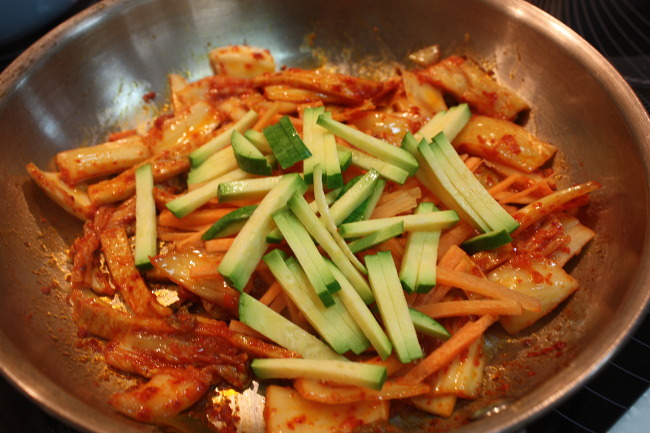 매콤해서 더 맛있는.....김치볶음우동