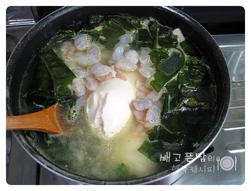 시원하고 진한 국물맛~ 순두부 미역국.