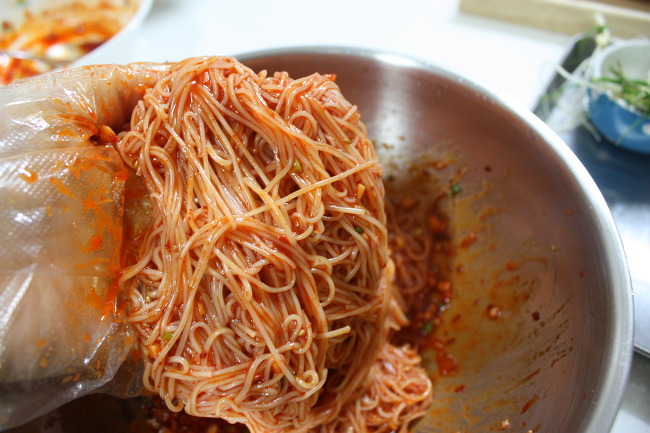 입맛 확 잡아주는~~봄동 비빔국수