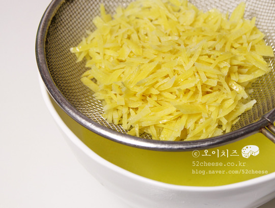 레몬과즙을 통째로 넣은 레몬필로 맛을 낸 치즈샌드위치