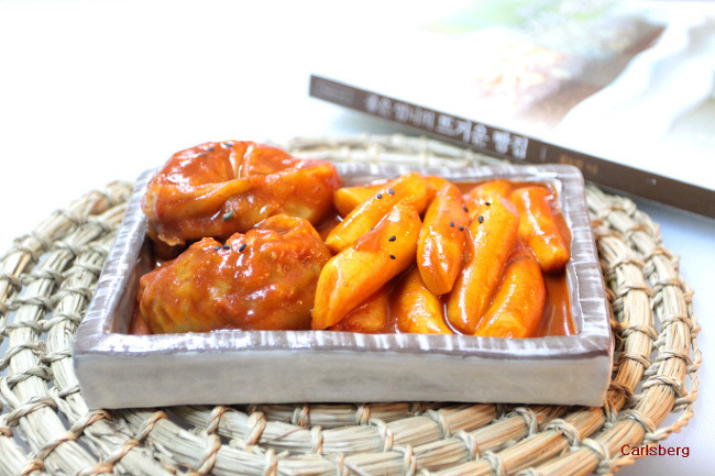 한입 먹으면 바로 중독이 되는 - 만두 떡볶이