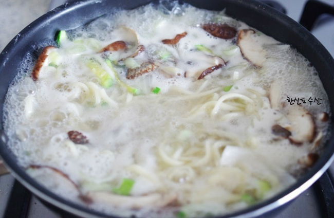 황금칼국수 이미지